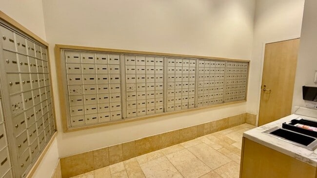 Building Photo - FURNISHED Modern 1BR + Den/1BA w/ Breathta...
