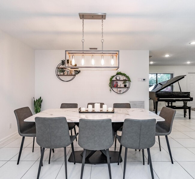 Building Photo - 830 SW 14th Ct