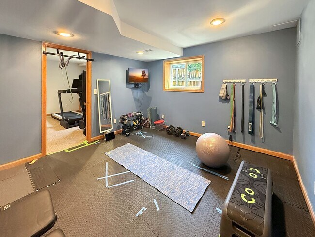 Building Photo - $0 DEPOSIT OPTION. SPACIOUS 4-BEDROOM CENT...