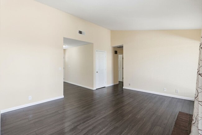 Building Photo - 663 Albion Dr