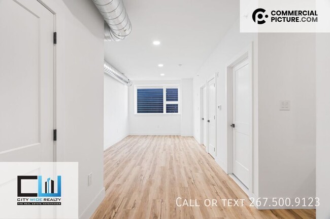 Building Photo - Great Location. Modern Two bedroom Apartment.