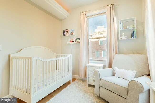 Building Photo - Three Bedroom Graduate Hospital Apartment