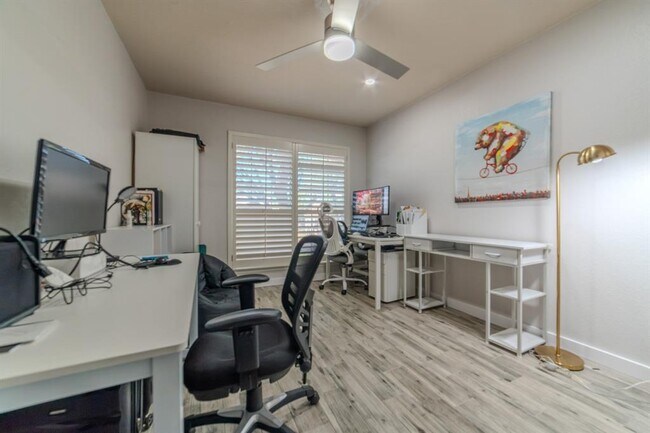 Building Photo - 1015 E Yager Ln