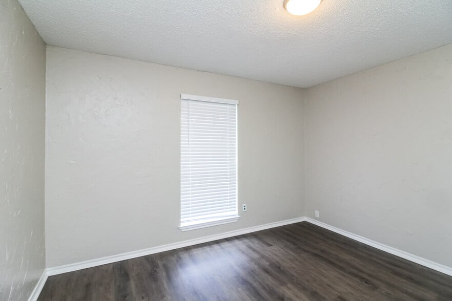 Building Photo - 834 Green Pastures Dr