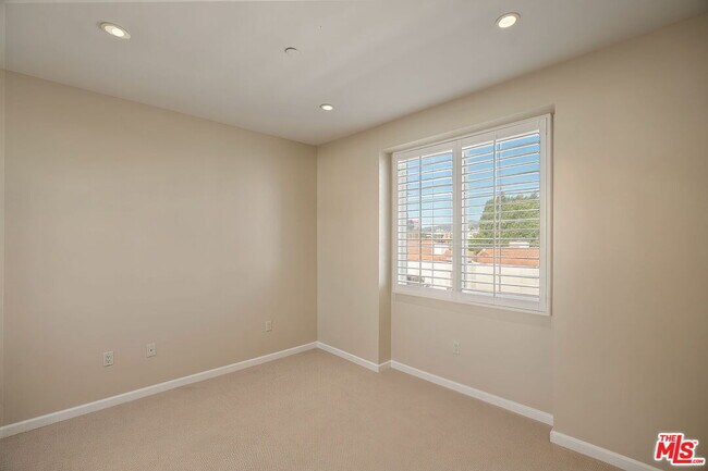 Building Photo - 1625 Granville Ave