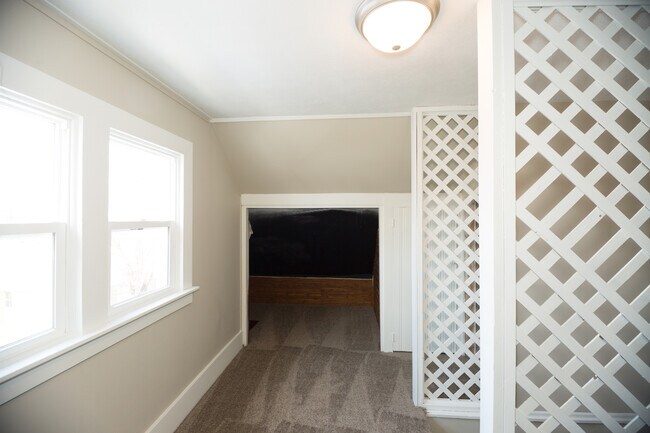Building Photo - 3 potential 4 bedroom in desirable Beech G...