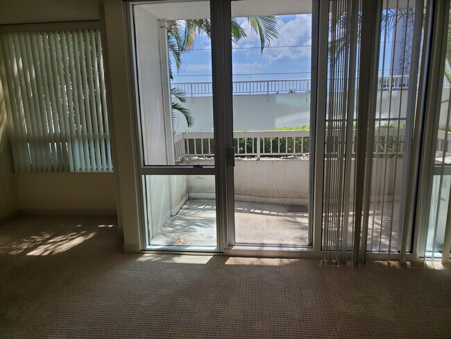 Building Photo - Beautifully Updated 2/2 with Parking!