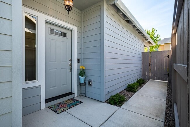 Building Photo - 395 Live Oak Loop