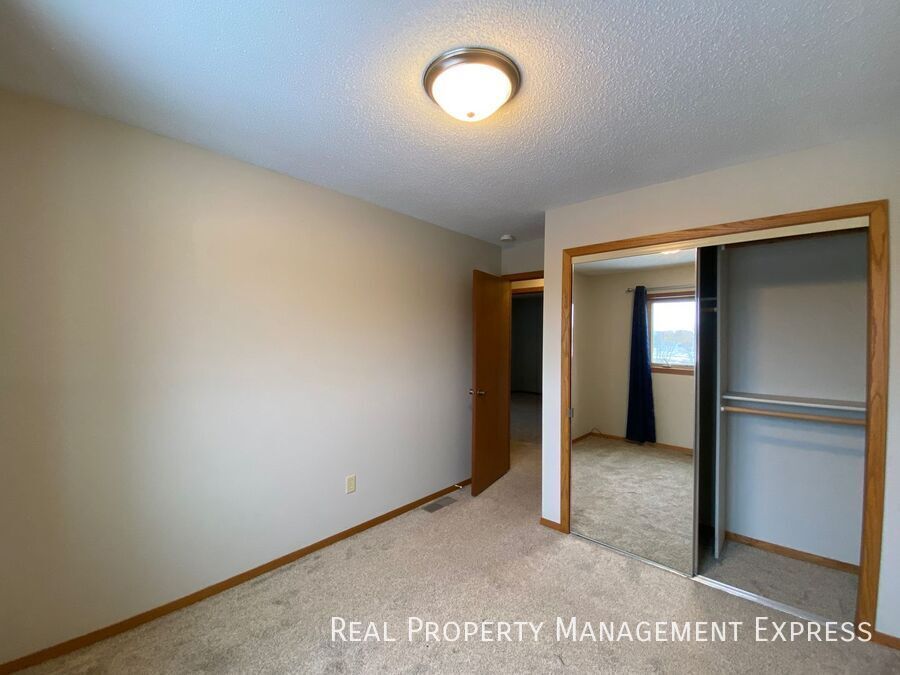 Building Photo - Spacious 4 bedroom 3 bathroom