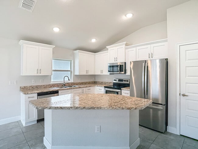 Building Photo - Welcome in to this beautiful Unfurnished -...