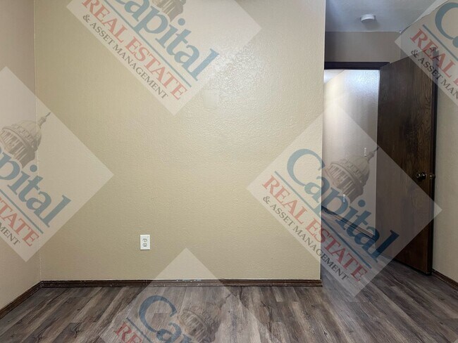 Building Photo - Spacious 4 Bedroom