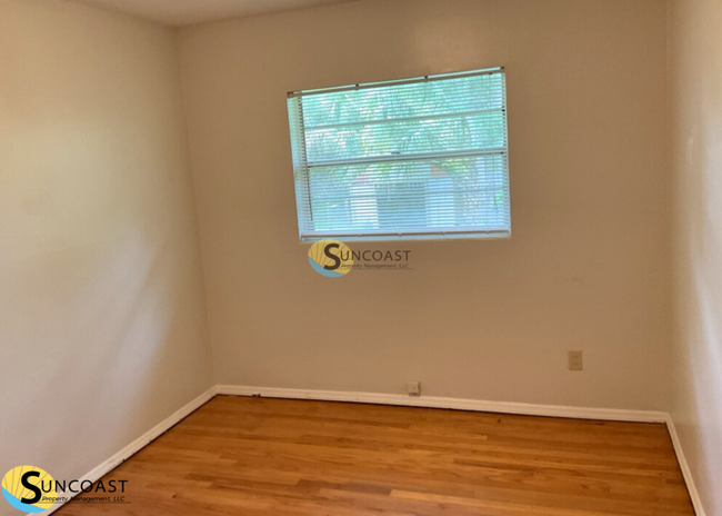 Building Photo - Spacious Home Full of Natural Light!