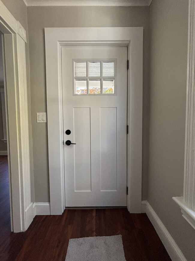 Front Door/Foyer - 210 Echo Lake Rd