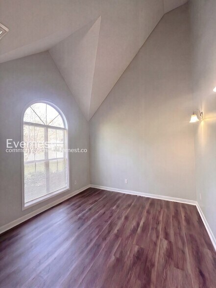 Building Photo - 710 Timbergrove Dr SW