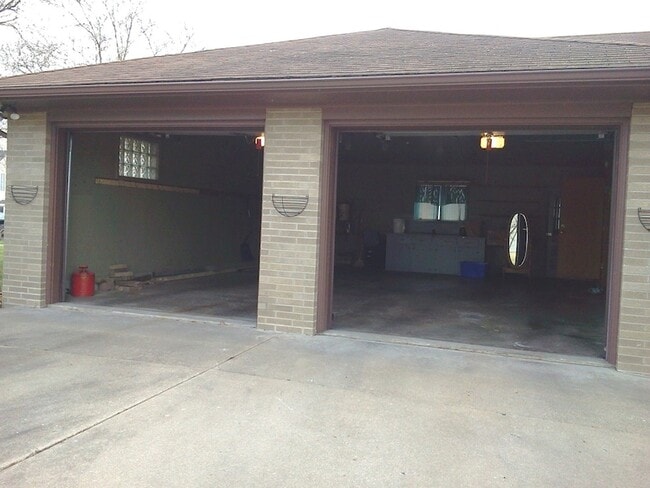 Building Photo - 403 Oak St