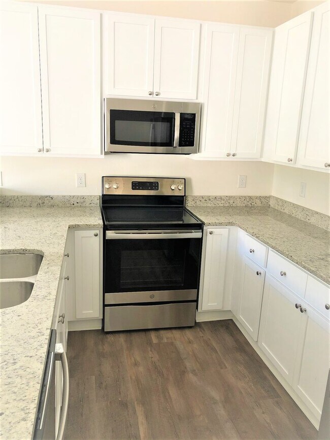 Building Photo - 2/2 Dolphin Villas Condo, Gulf Shores!