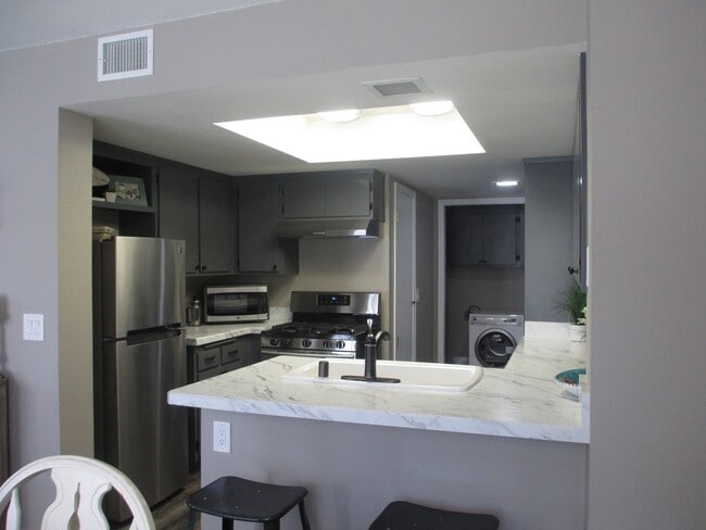 Building Photo - Beautiful Lompoc Village Townhouse