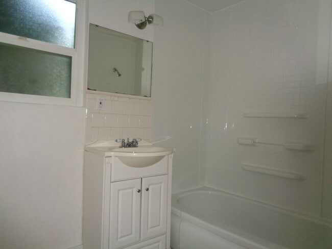 Building Photo - 2515-MHH2515 Laurel Ave NE