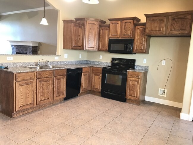 Building Photo - 4 bd/2 ba - Yukon adress - Mustang Schools