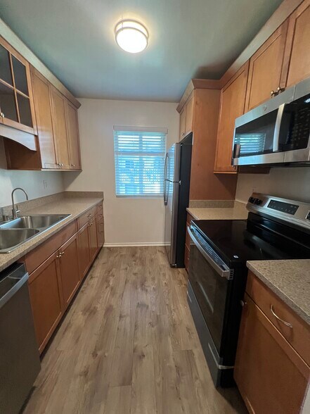 Building Photo - 1676 Maple Ave