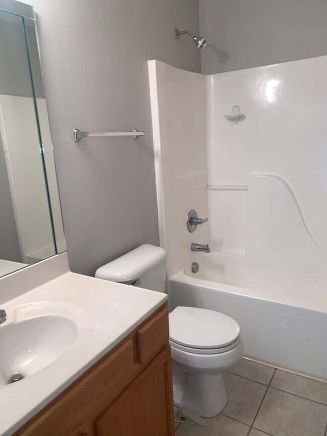 Building Photo - 772 Rosslyns Dale