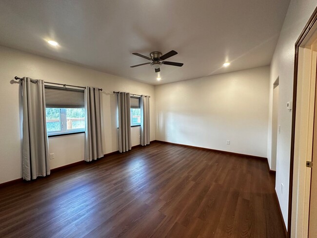 Building Photo - 3 Bed/2 Bath/2 Car Garage/Water Front Home