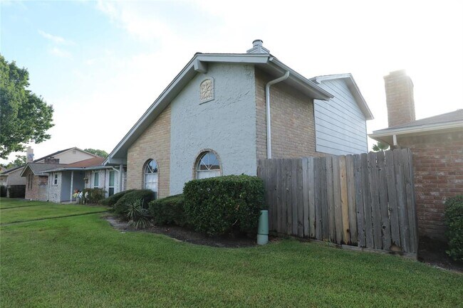 Building Photo - 6573 S Briar Bayou Dr