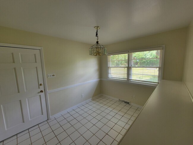 Building Photo - 3 Bedroom 2 Bathroom House
