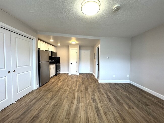 Building Photo - 625 Main St