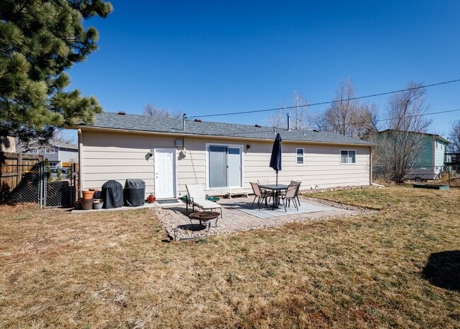 Building Photo - 3 Bedroom/1 bath in Cheyenne Mountain area