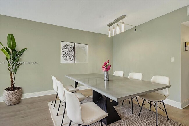 Building Photo - 20100 W Country Club Dr