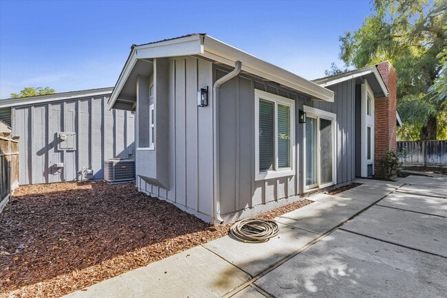 Building Photo - Updated home in Oak Grove