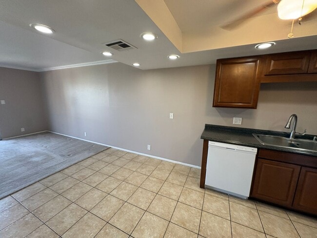 Building Photo - READY TO TOUR NOW! Scottsdale Shadows 2Bed 2Bath includes ALL UTILITES!