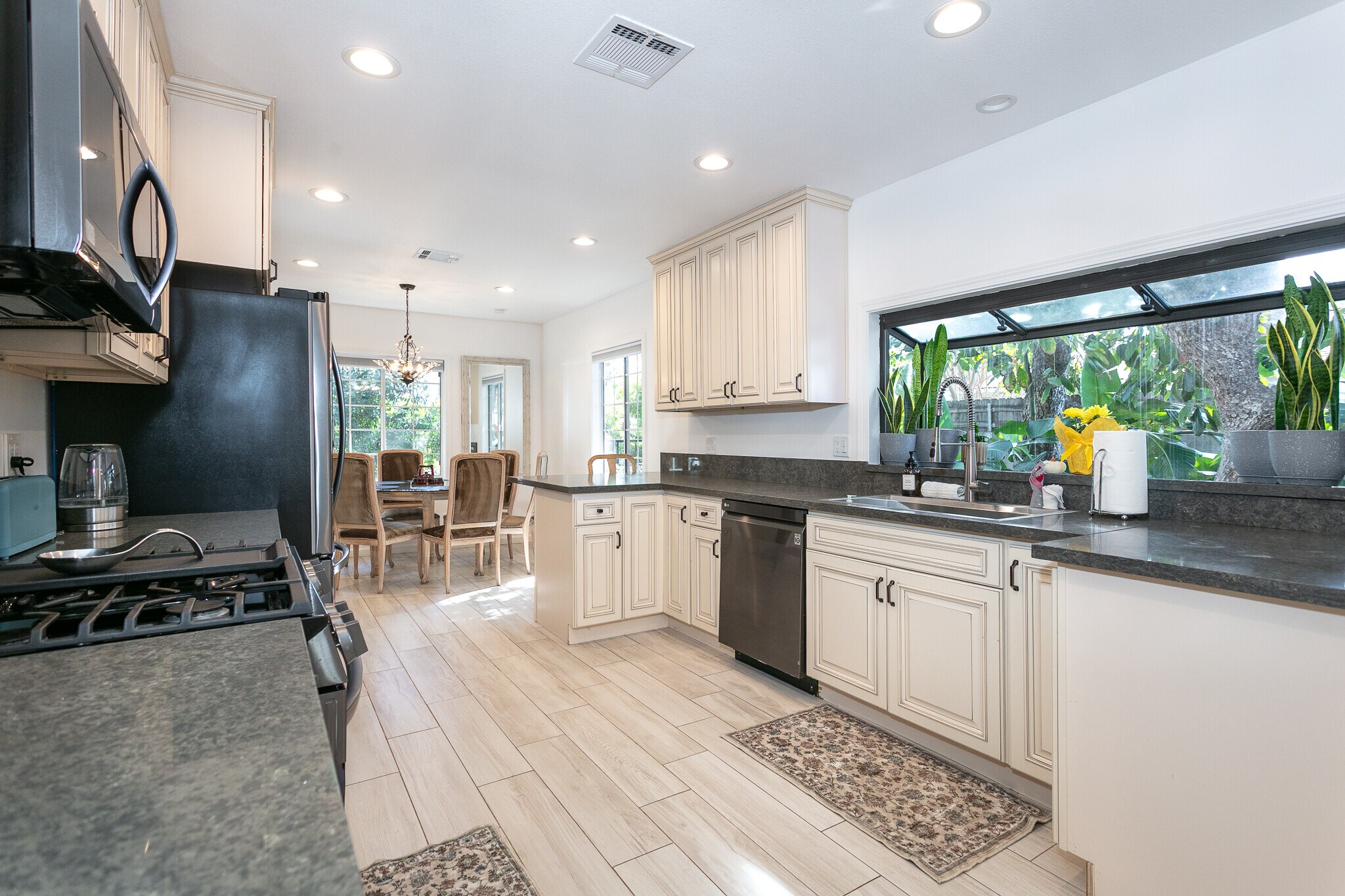 Kitchen with Breakfast Nook - 5825 Fulton Ave