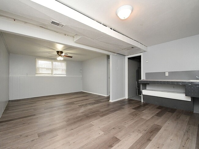 Building Photo - Spacious Living