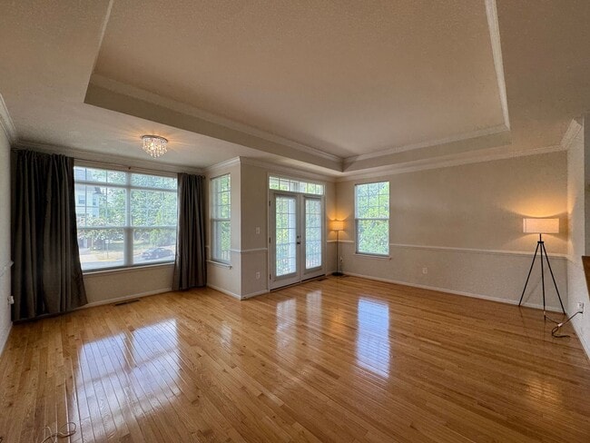 Building Photo - Luxurious 3 Bed 2.5 Bath End-Unit Townhome...
