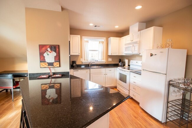 Building Photo - Craftsman Cottage: Furnished Jacksonville ...
