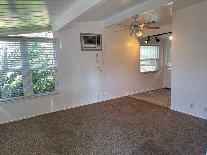 Building Photo - 2875 Euclid Ave