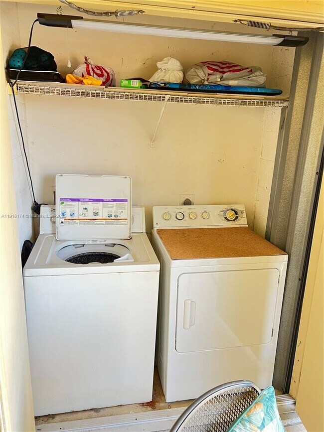 Building Photo - 460 S Park Rd