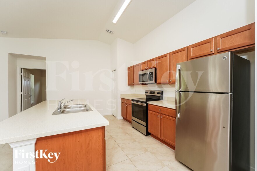 Building Photo - 1481 SW Kamchatka Ave