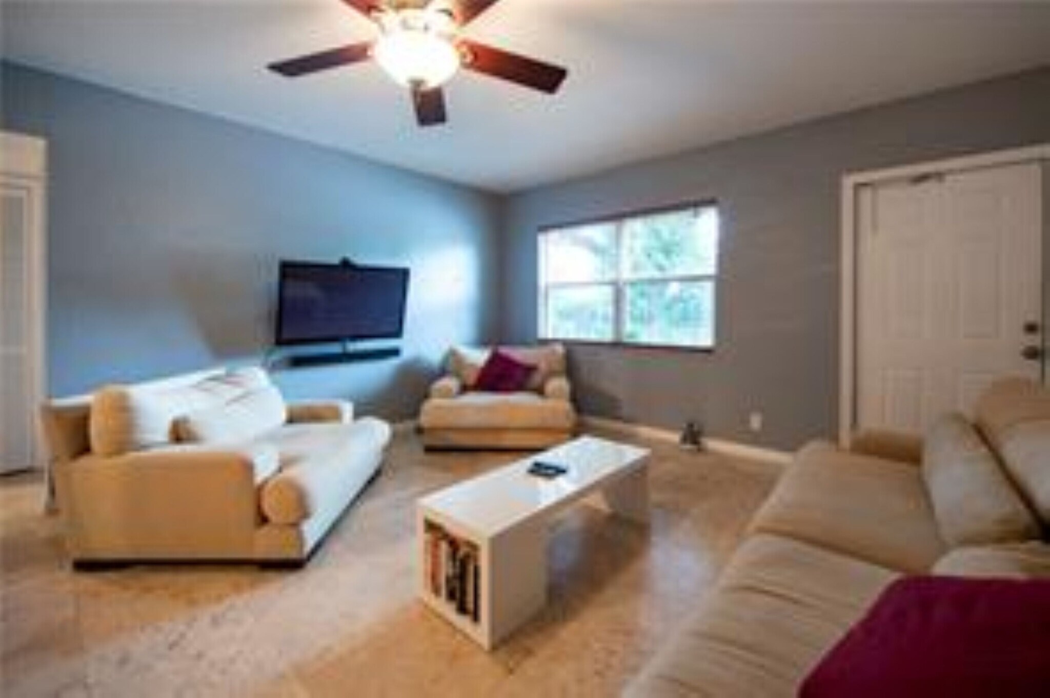 Building Photo - 530 NE 15th Ct