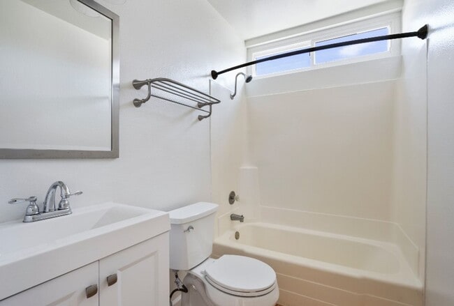 Building Photo - Gorgeous Beach Close Carlsbad Condo!