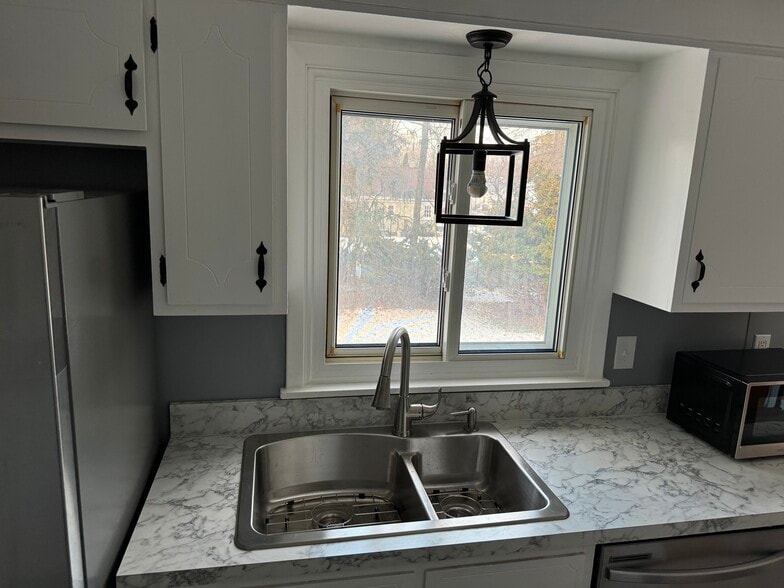 Kitchen overlooking backyard - 206 Longmeadow Dr