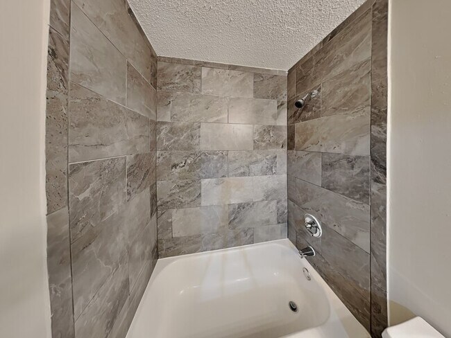 Building Photo - 5913 Sycamore Manor Cove