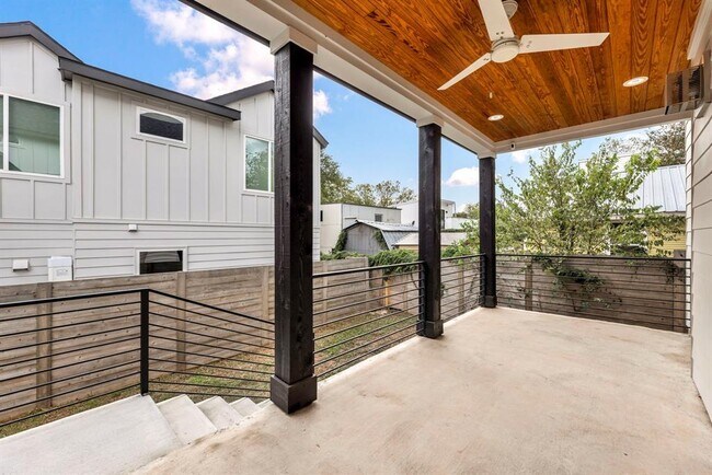 Building Photo - 2405 E 11th St