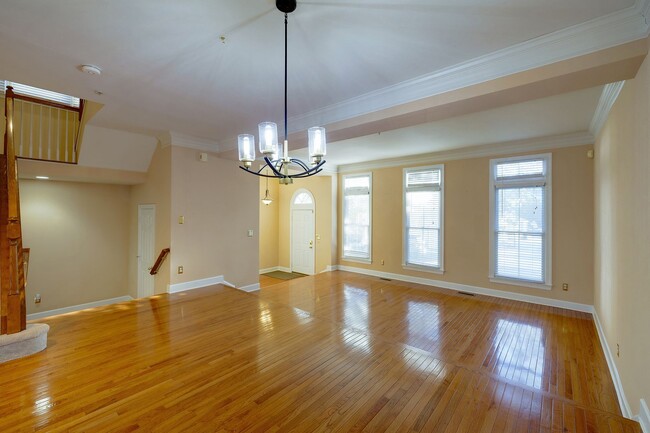 Building Photo - Luxury Townhome in the Heart of the Kentlands