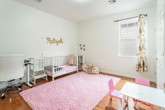 Building Photo - 13 Oak St