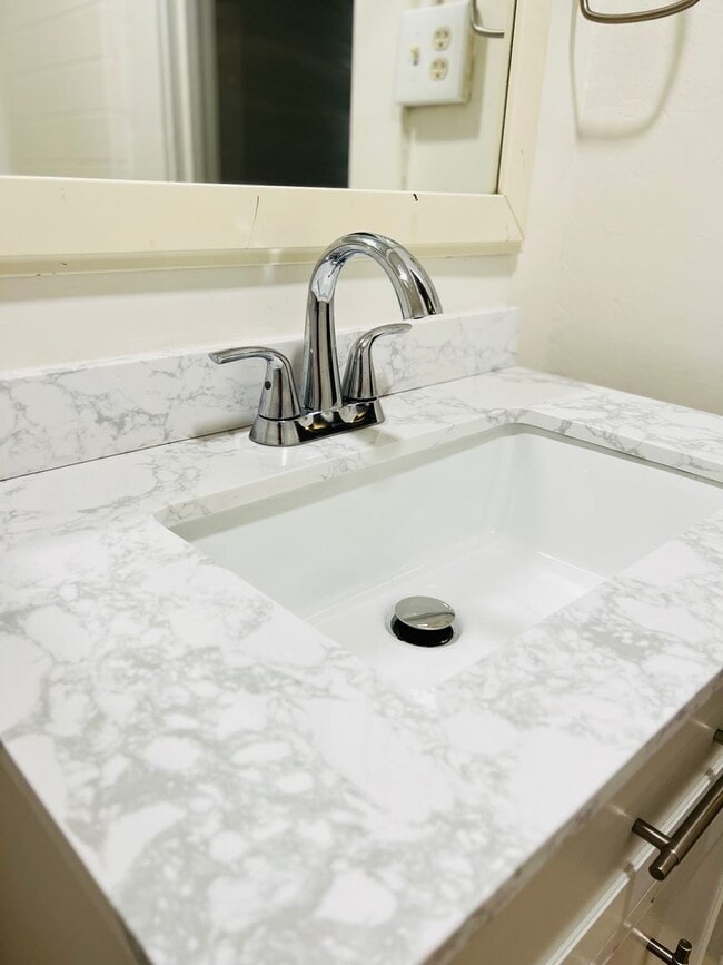 Building Photo - Charming Vintage Long Beach Bungalow – Walk to the Beach!