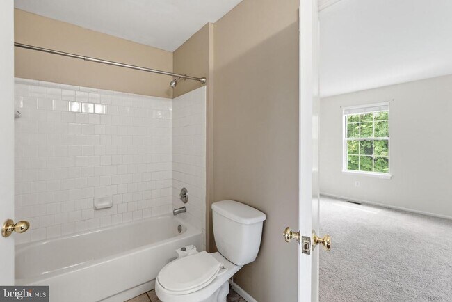Building Photo - 9571 Tudor Oaks Dr