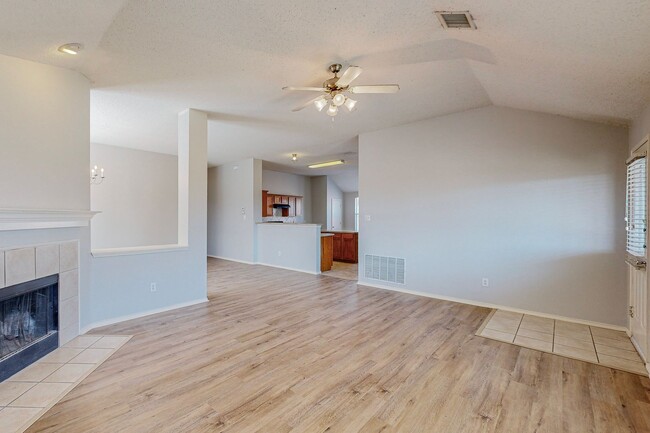 Building Photo - Charming Three-Bedroom Home in the Heart o...